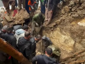 لحظات هیجان انگیز نجات مربی از لاشه هواپیما در هورامان 8 لحظات هیجان انگیز نجات مربی از لاشه هواپیما در هورامان