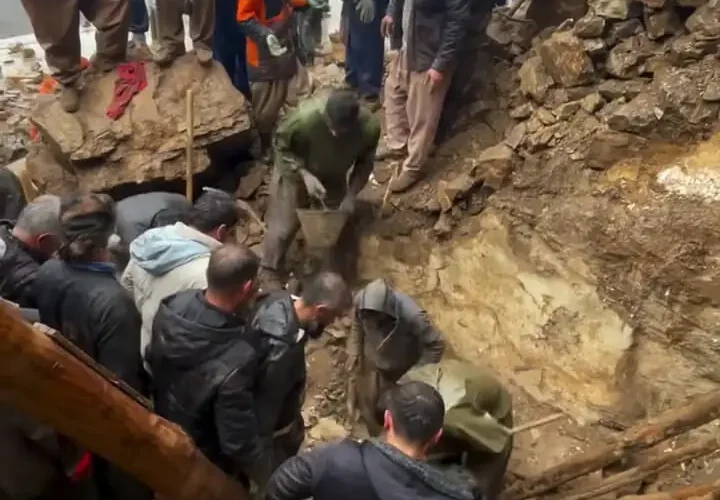 لحظات هیجان انگیز نجات مربی از لاشه هواپیما در هورامان 12 لحظات هیجان انگیز نجات مربی از لاشه هواپیما در هورامان