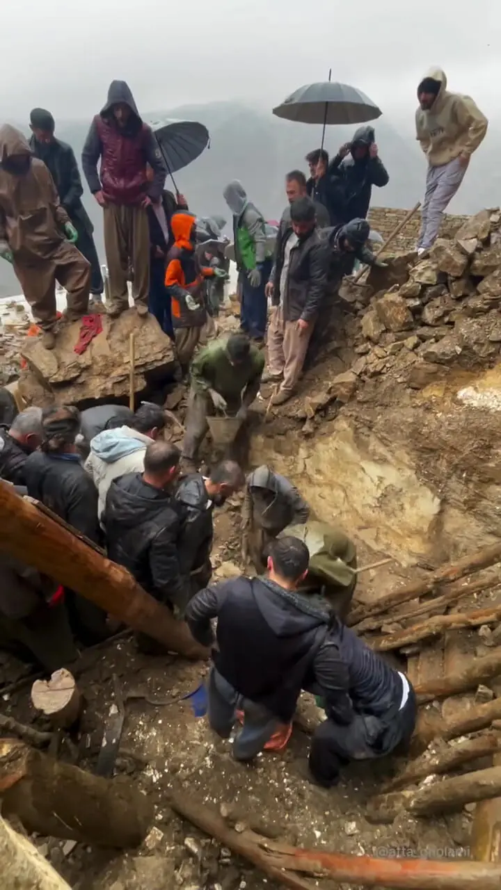لحظات هیجان انگیز نجات مربی از لاشه هواپیما در هورامان 1 لحظات هیجان انگیز نجات مربی از لاشه هواپیما در هورامان