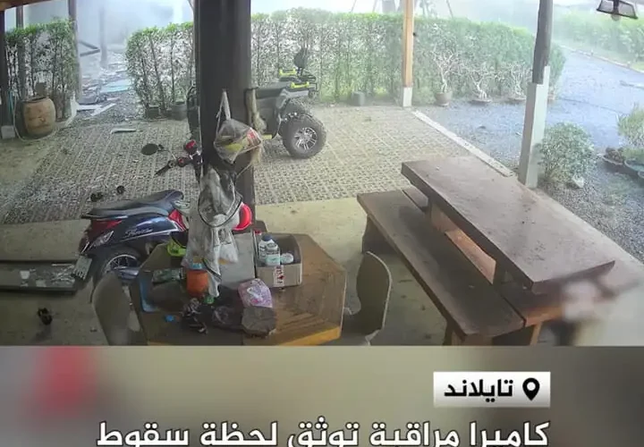 لحظه اصابت موشک ارتش کامبوج به خانه ای در تایلند 36 لحظه اصابت موشک ارتش کامبوج به خانه ای در تایلند