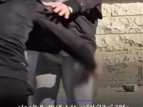 لحظه اصابت چاقو به جوان سوری در اعتراضات لاذقیه