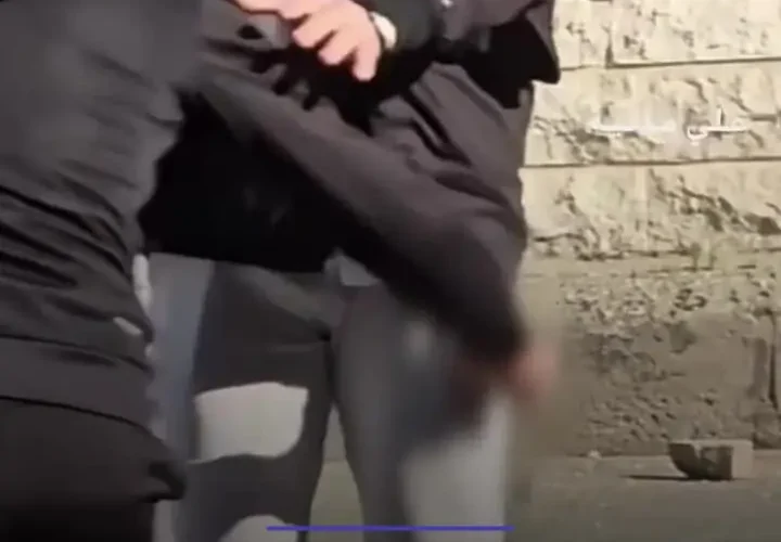 لحظه اصابت چاقو به جوان سوری در اعتراضات لاذقیه