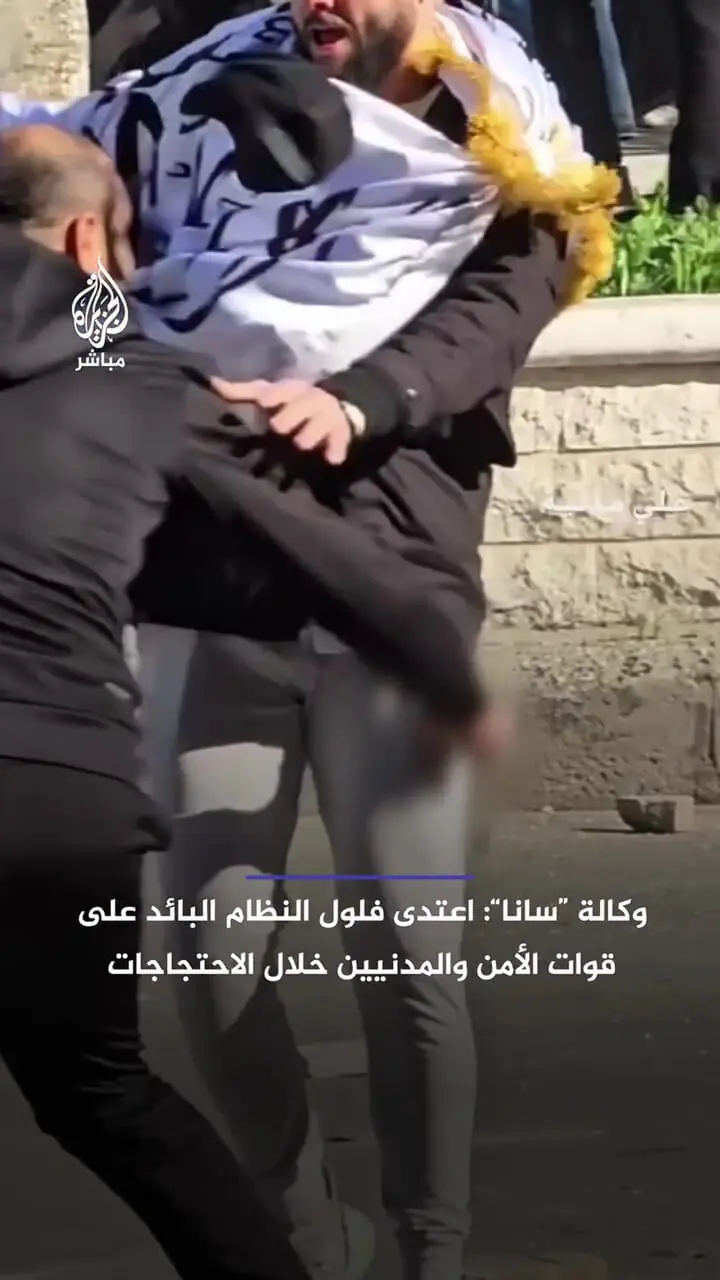 لحظه اصابت چاقو به جوان سوری در اعتراضات لاذقیه