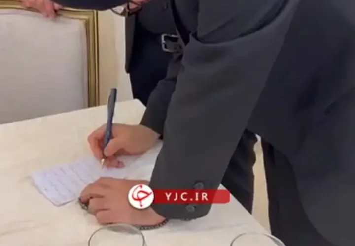 لحظه امضای رضایت نامه اهدای اعضای فرزند دوم ثقاب اصفهانی معاون رئیس جمهور