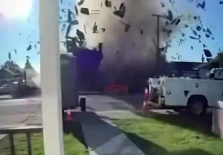 لحظه انفجار گاز در خانه ای در کالیفرنیا