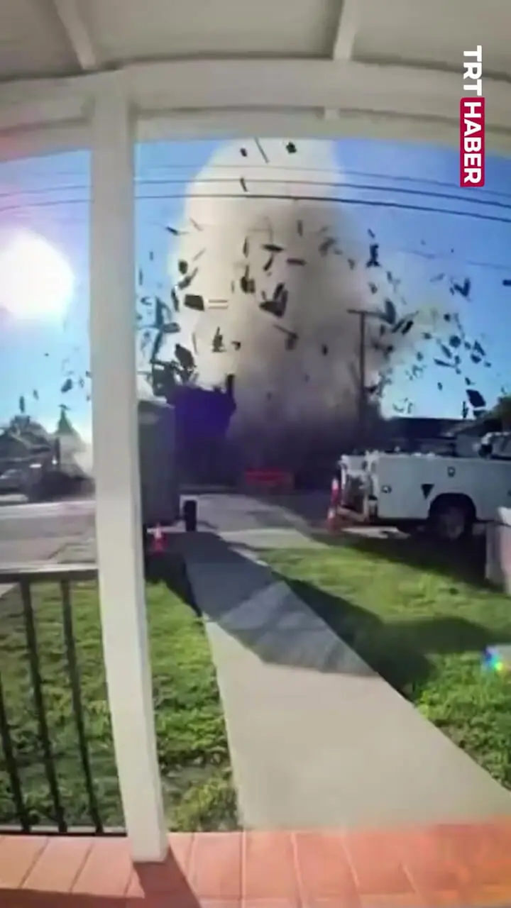 لحظه انفجار گاز در خانه ای در کالیفرنیا