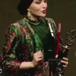 لحظه دریافت جایزه بهنوش طباطبایی از جواد عزتی در جشن حافظ