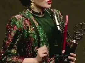 لحظه دریافت جایزه بهنوش طباطبایی از جواد عزتی در جشن حافظ