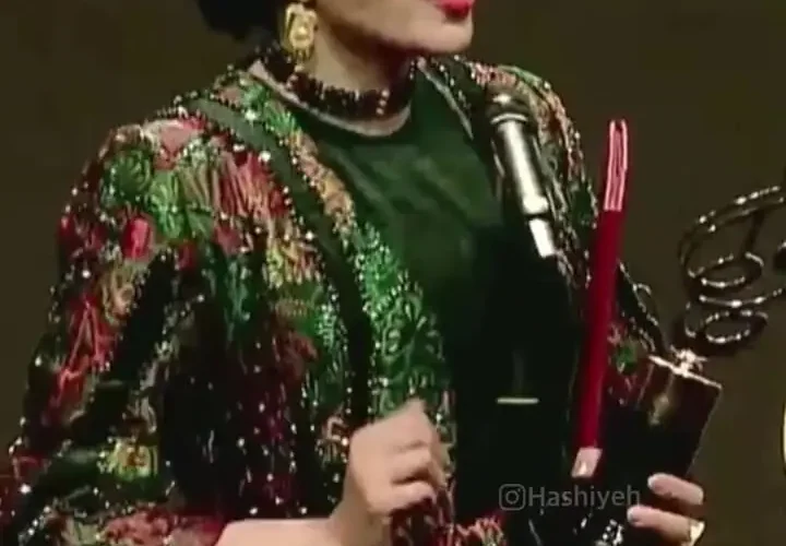 لحظه دریافت جایزه بهنوش طباطبایی از جواد عزتی در جشن حافظ 21 لحظه دریافت جایزه بهنوش طباطبایی از جواد عزتی در جشن حافظ