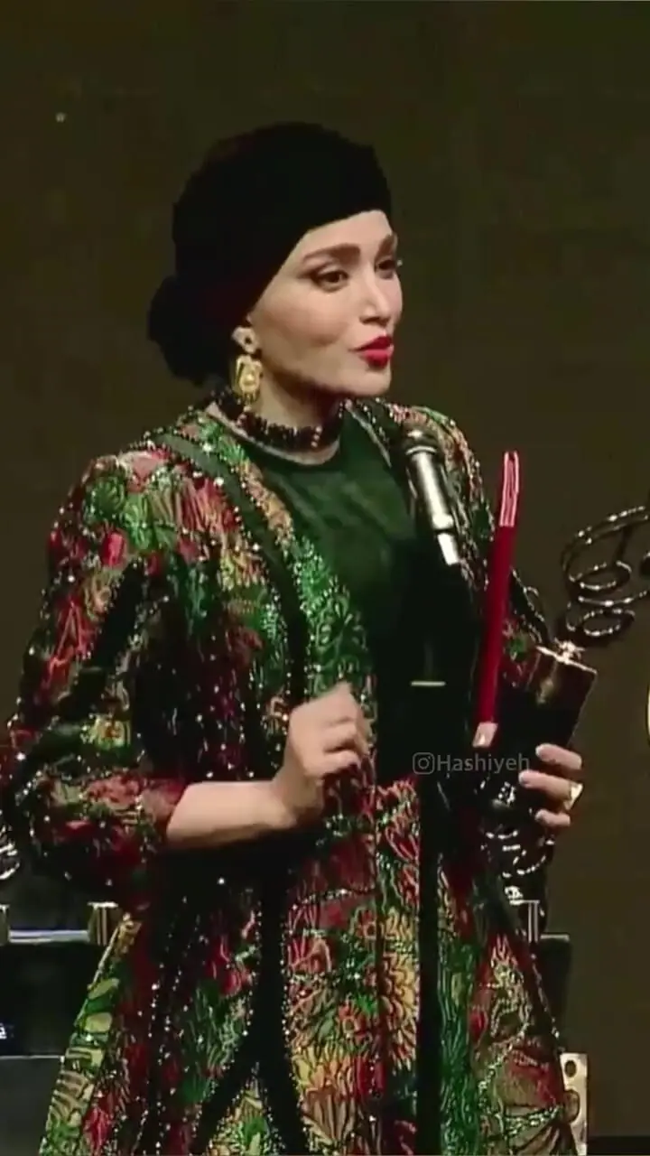 لحظه دریافت جایزه بهنوش طباطبایی از جواد عزتی در جشن حافظ