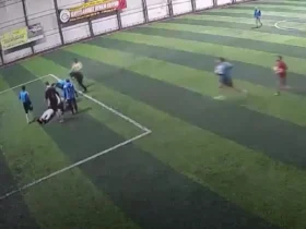 لحظه سکته قلبی و مرگ یک فوتبالیست آماتور در زمین 8 لحظه سکته قلبی و مرگ یک فوتبالیست آماتور در زمین