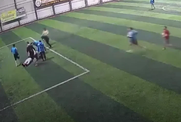 لحظه سکته قلبی و مرگ یک فوتبالیست آماتور در زمین