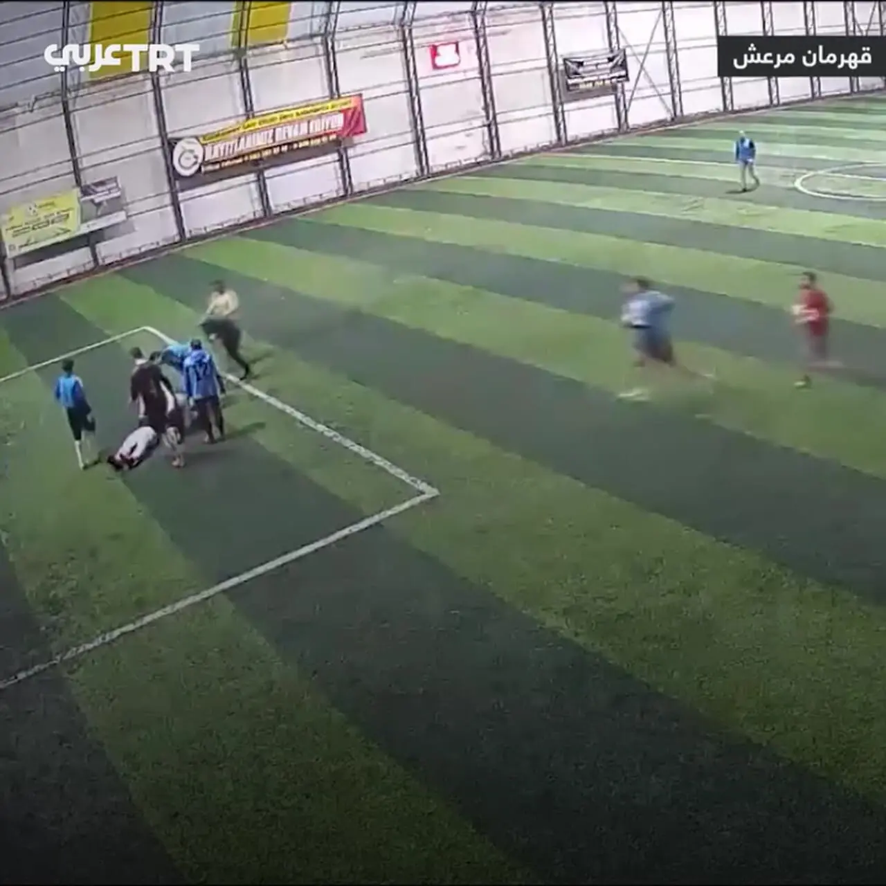 لحظه سکته قلبی و مرگ یک فوتبالیست آماتور در زمین 1 لحظه سکته قلبی و مرگ یک فوتبالیست آماتور در زمین