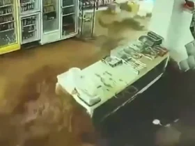 لحظه ورود سیل ویرانگر به مغازه ای در چمچال