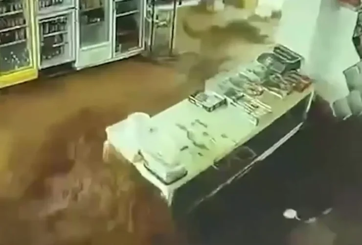 لحظه ورود سیل ویرانگر به مغازه ای در چمچال