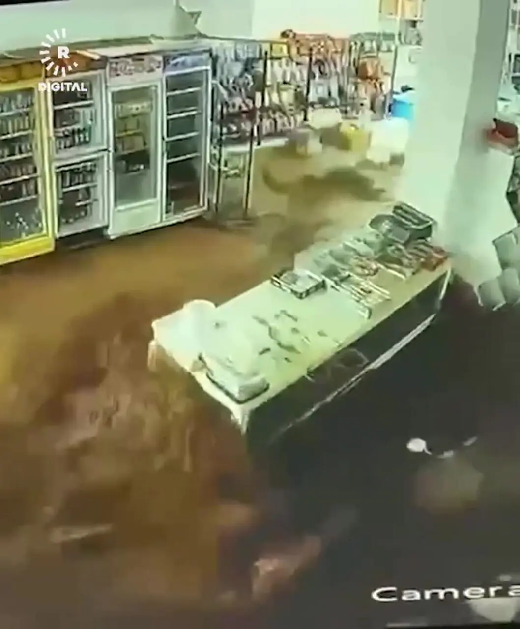 لحظه ورود سیل ویرانگر به مغازه ای در چمچال