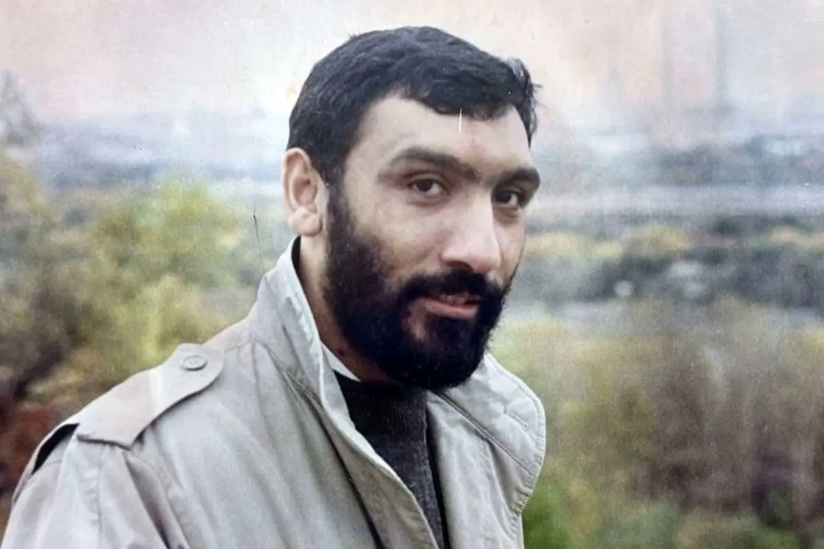 لیوان دودی؛ گادپوری، پورمحمدی و دانشجویی در حال شعار دادن