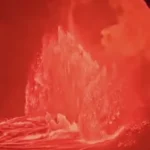 ماجراجویی خطرناک بدون تجهیزات ایمنی در کنار گدازه های آتشفشان هاوایی