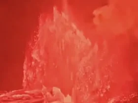 ماجراجویی خطرناک بدون تجهیزات ایمنی در کنار گدازه های آتشفشان هاوایی