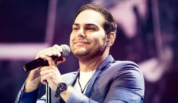 ماجرای معاشقه جنجالی سیامک عباسی در اجرای زنده 10 ماجرای معاشقه جنجالی سیامک عباسی در اجرای زنده