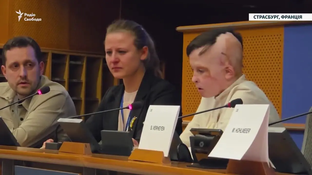 مترجم هنگام ترجمه سخنان کودک اوکراینی اشک ریخت 1 مترجم هنگام ترجمه سخنان کودک اوکراینی اشک ریخت