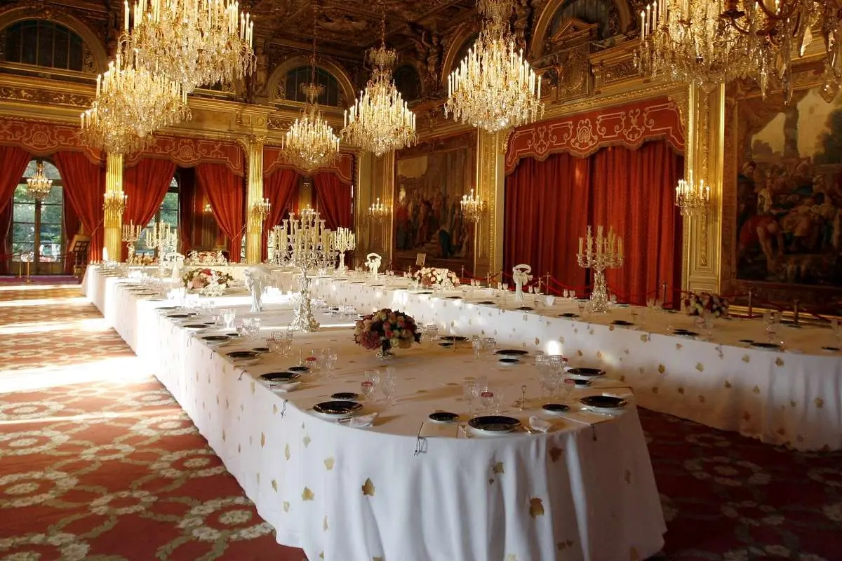 مدیر ظروف نقره امانوئل ماکرون دزد دستگیر شد!