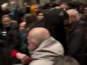 مرد مرموز در جشن کریسمس تصادف کرد