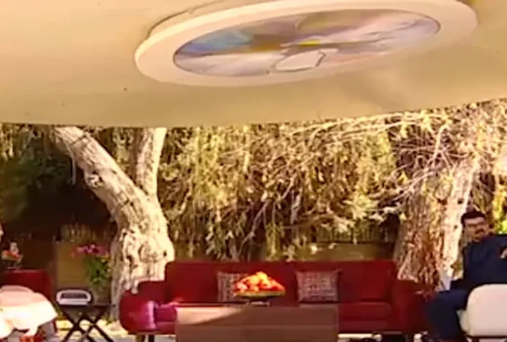 مریم مومن در دوران مدرسه آواز می خواند