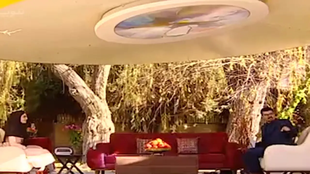 مریم مومن در دوران مدرسه آواز می خواند