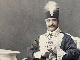 ناصرالدین شاه وقتی برای اولین بار موز را دید، شبیه خوشه انگور بود، اما میوه آن مانند بامیه بود. 14 ناصرالدین شاه وقتی برای اولین بار موز را دید، شبیه خوشه انگور بود، اما میوه آن مانند بامیه بود.