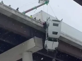 نجات معجزه آسای راننده کامیون که روی پل آویزان شده بود