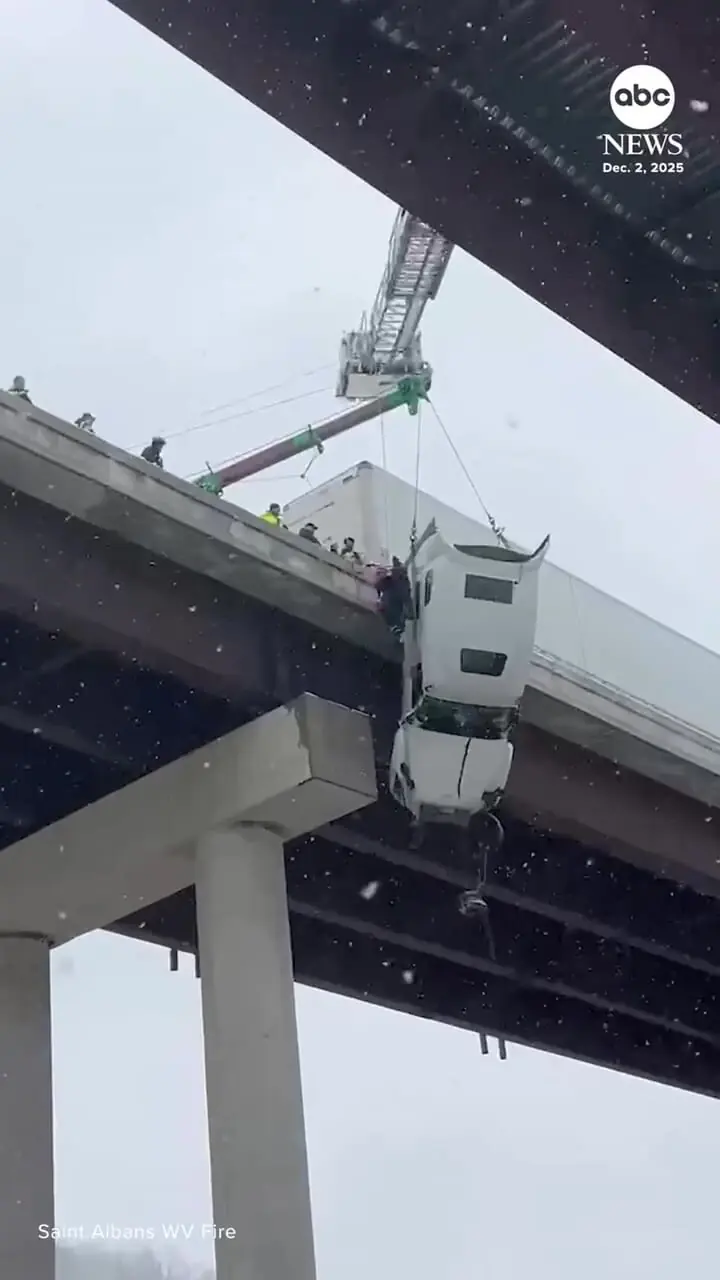 نجات معجزه آسای راننده کامیون که روی پل آویزان شده بود