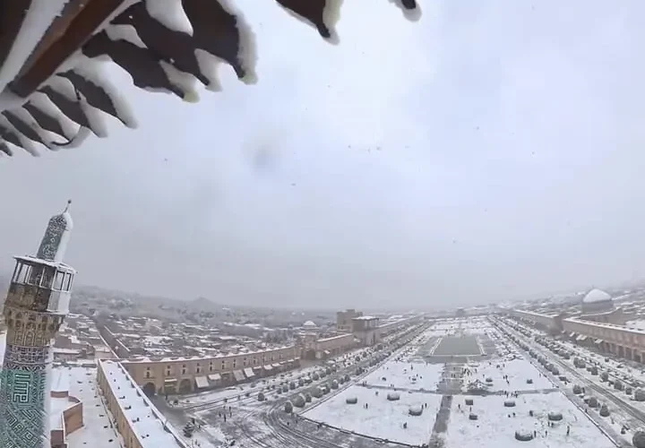نمایی زیبا از برف از داخل مناره های مسجد امام اصفهان