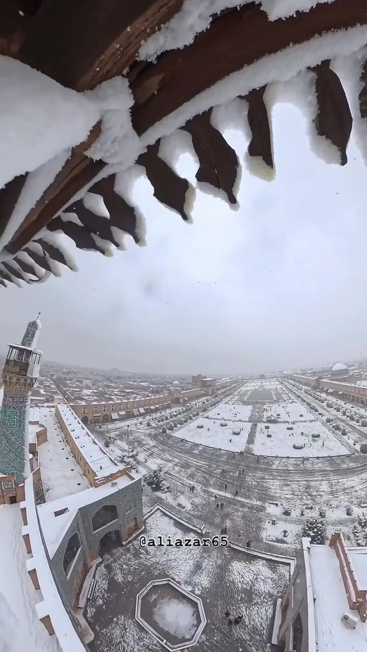 نمایی زیبا از برف از داخل مناره های مسجد امام اصفهان