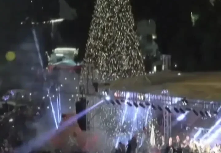 نورافشانی درخت کریسمس در بیت لحم پس از جنگ دو ساله غزه 3 نورافشانی درخت کریسمس در بیت لحم پس از جنگ دو ساله غزه