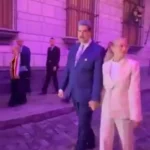 نیکلاس مادورو با همسرش در خیابان راه می‌رود