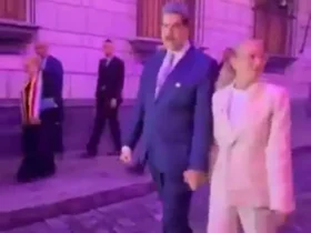 نیکلاس مادورو با همسرش در خیابان راه می‌رود