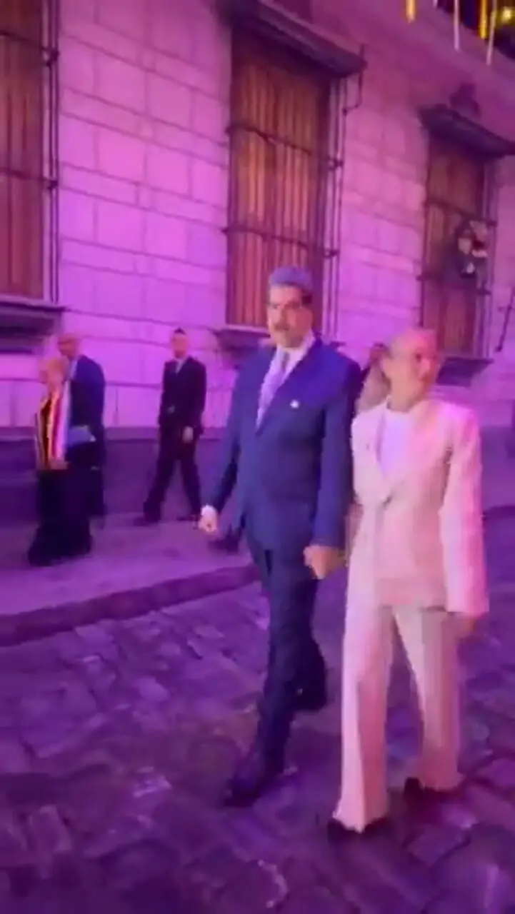 نیکلاس مادورو با همسرش در خیابان راه می‌رود