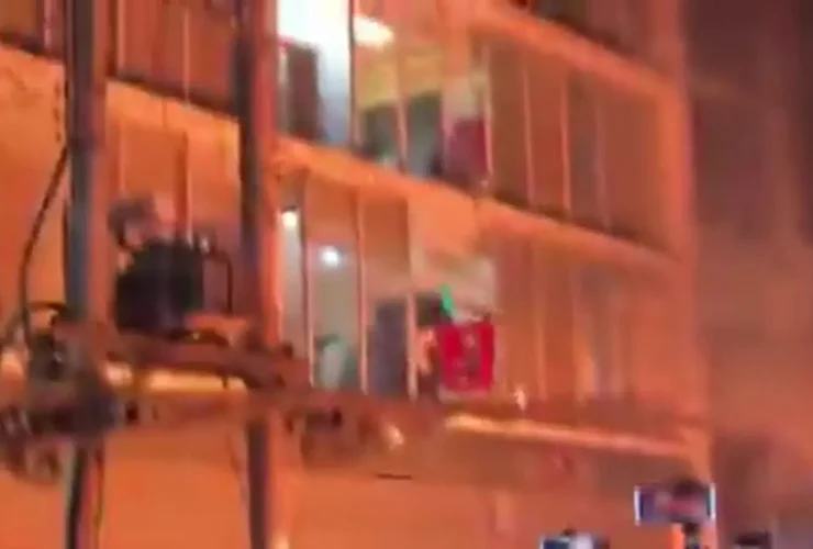 هرج و مرج در پایتخت بنگلادش/ ساختمان روزنامه به آتش کشیده شد