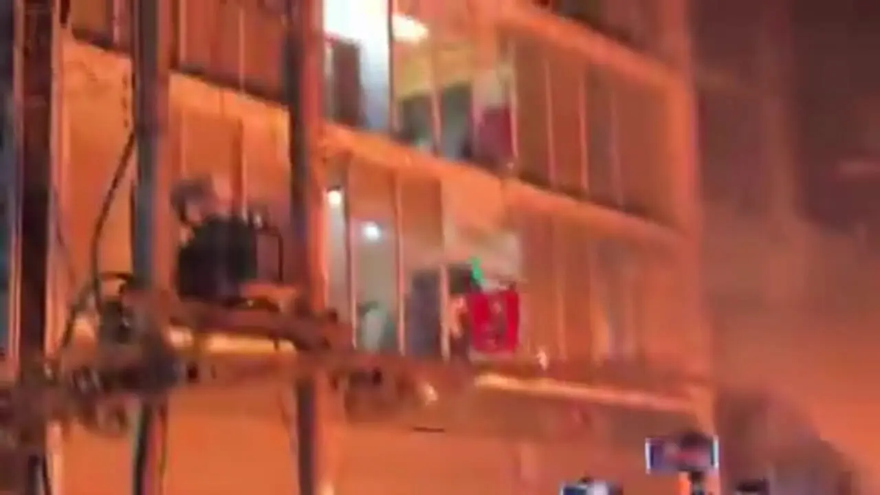 هرج و مرج در پایتخت بنگلادش/ ساختمان روزنامه به آتش کشیده شد