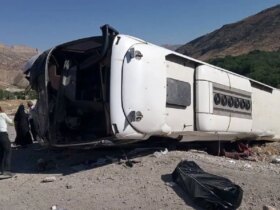 واژگونی اتوبوس در اتوبان تهران - کرج 4 مجروح شدند