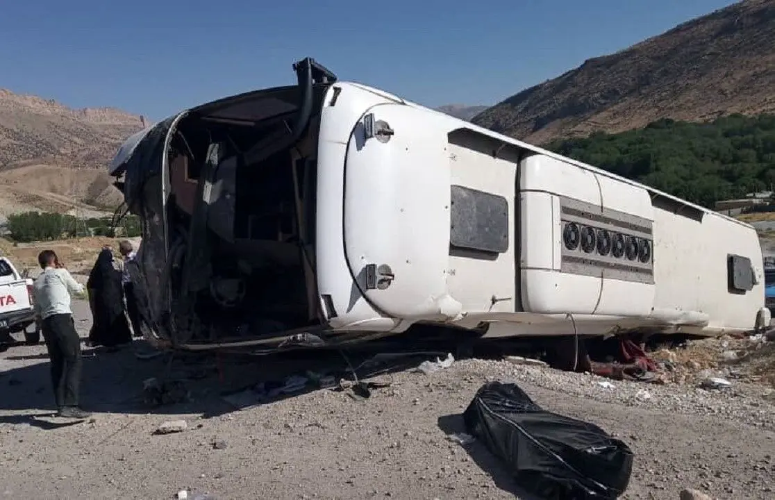 واژگونی اتوبوس در اتوبان تهران - کرج 4 مجروح شدند 1 واژگونی اتوبوس در اتوبان تهران - کرج 4 مجروح شدند