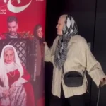 واکنش مادر نعیمه نظام دوست با دیدن عکس دخترش روی پوستر فیلم کاج پیله