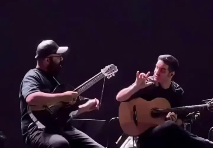 واکنش محسن یگانه به شکستن سیم گیتار در وسط کنسرت 21 واکنش محسن یگانه به شکستن سیم گیتار در وسط کنسرت