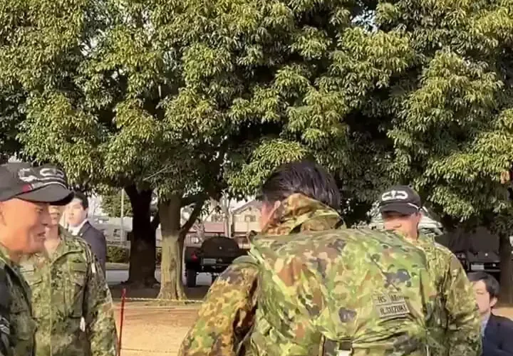 وزیر دفاع ژاپن نیروهای زبده را با کوله پشتی 40 کیلوگرمی آموزش می دهد