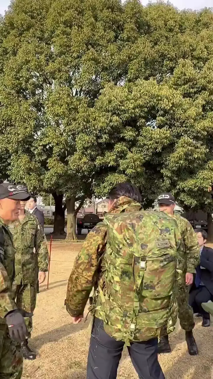 وزیر دفاع ژاپن نیروهای زبده را با کوله پشتی 40 کیلوگرمی آموزش می دهد