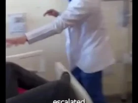 ویدیوی تکان دهنده از حمله وحشیانه پزشک به بیمار