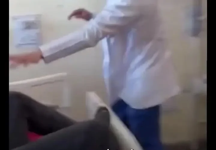 ویدیوی تکان دهنده از حمله وحشیانه پزشک به بیمار