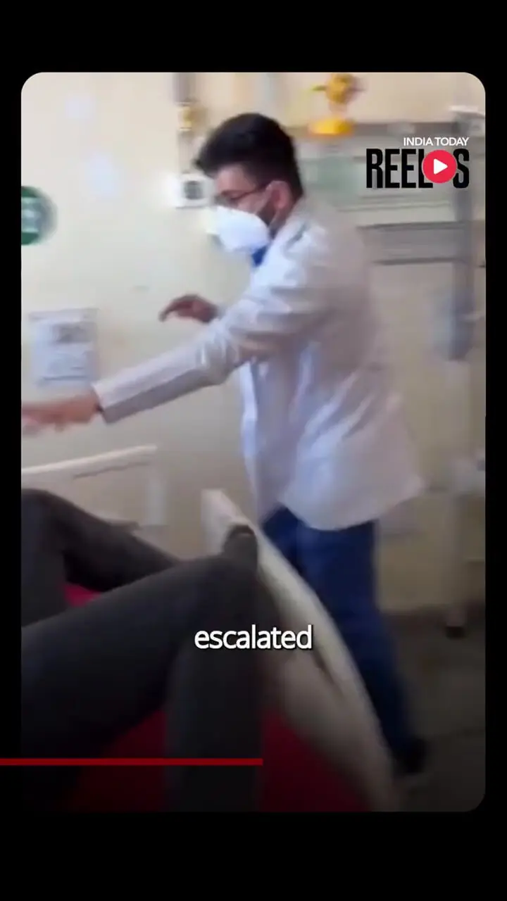 ویدیوی تکان دهنده از حمله وحشیانه پزشک به بیمار