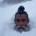 ویدیوی شگفت انگیز از یک راهب هندی که تا گردنش در برف ایستاده است